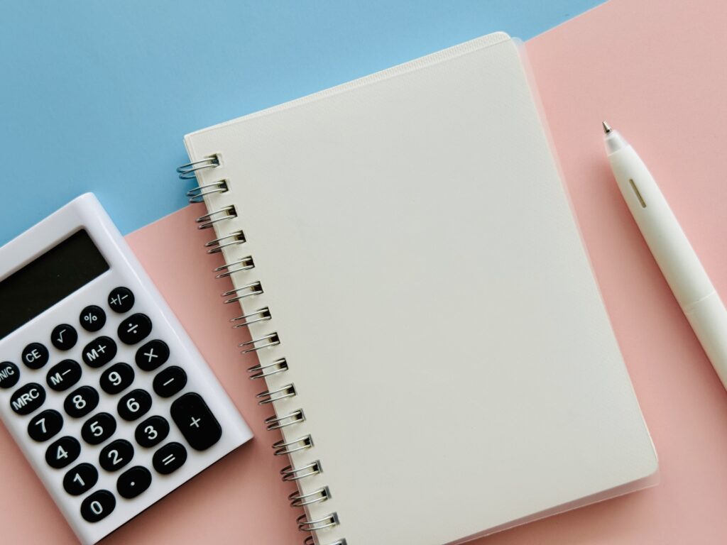 電卓やノート、筆記用具