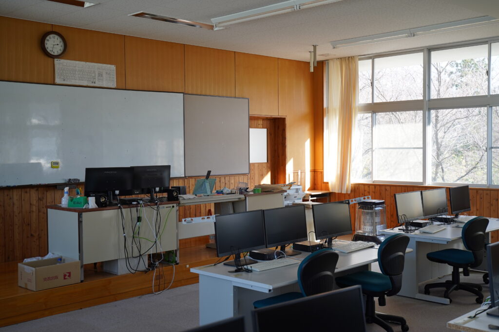 日が差し込むパソコン室