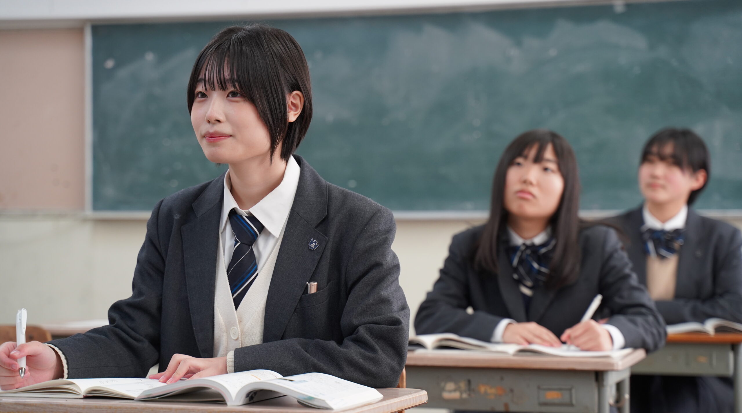 授業を受ける女子生徒