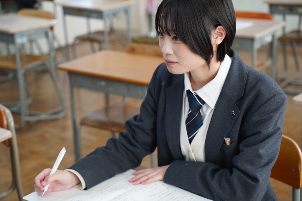 授業を受ける女子生徒