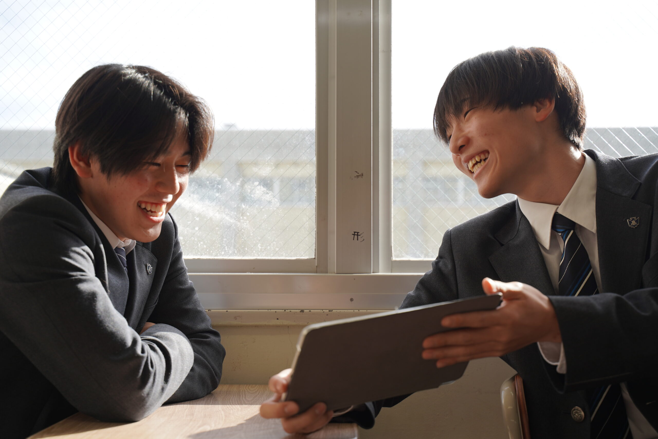 談笑する男子生徒
