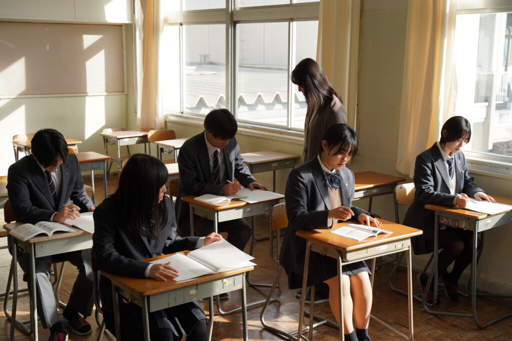 集中して自習に取り組む生徒たちと、それを見守る先生の様子