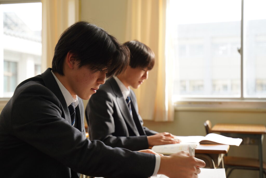 真剣な眼差しで授業に取り組む男子生徒