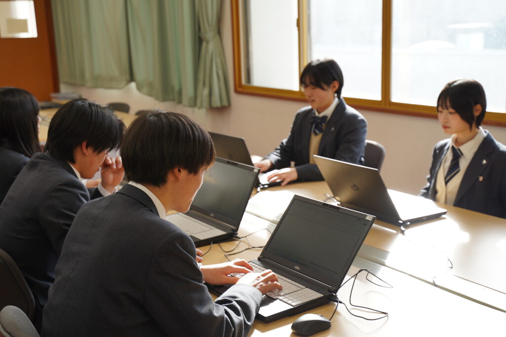 パソコンを使う生徒たち