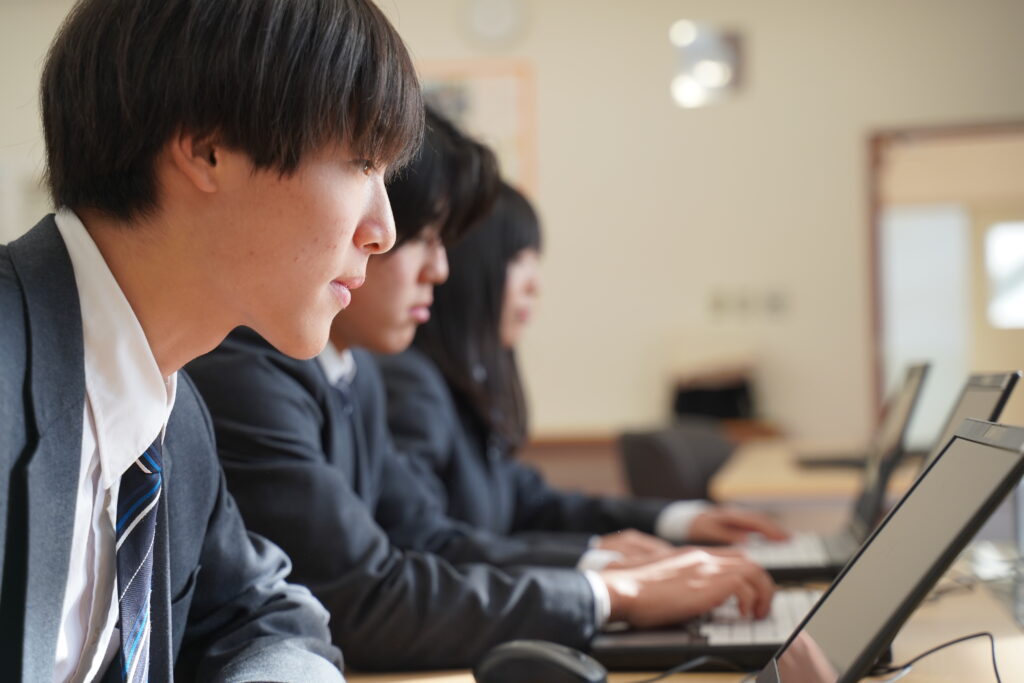 パソコンを使う生徒たち