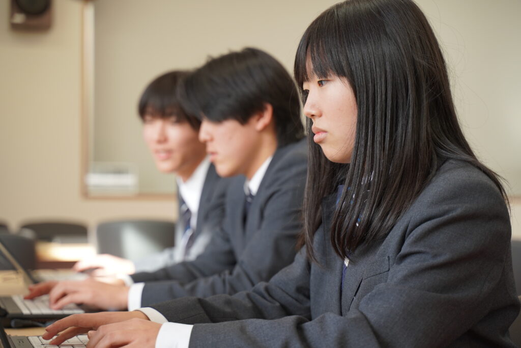 パソコンを使う生徒たち