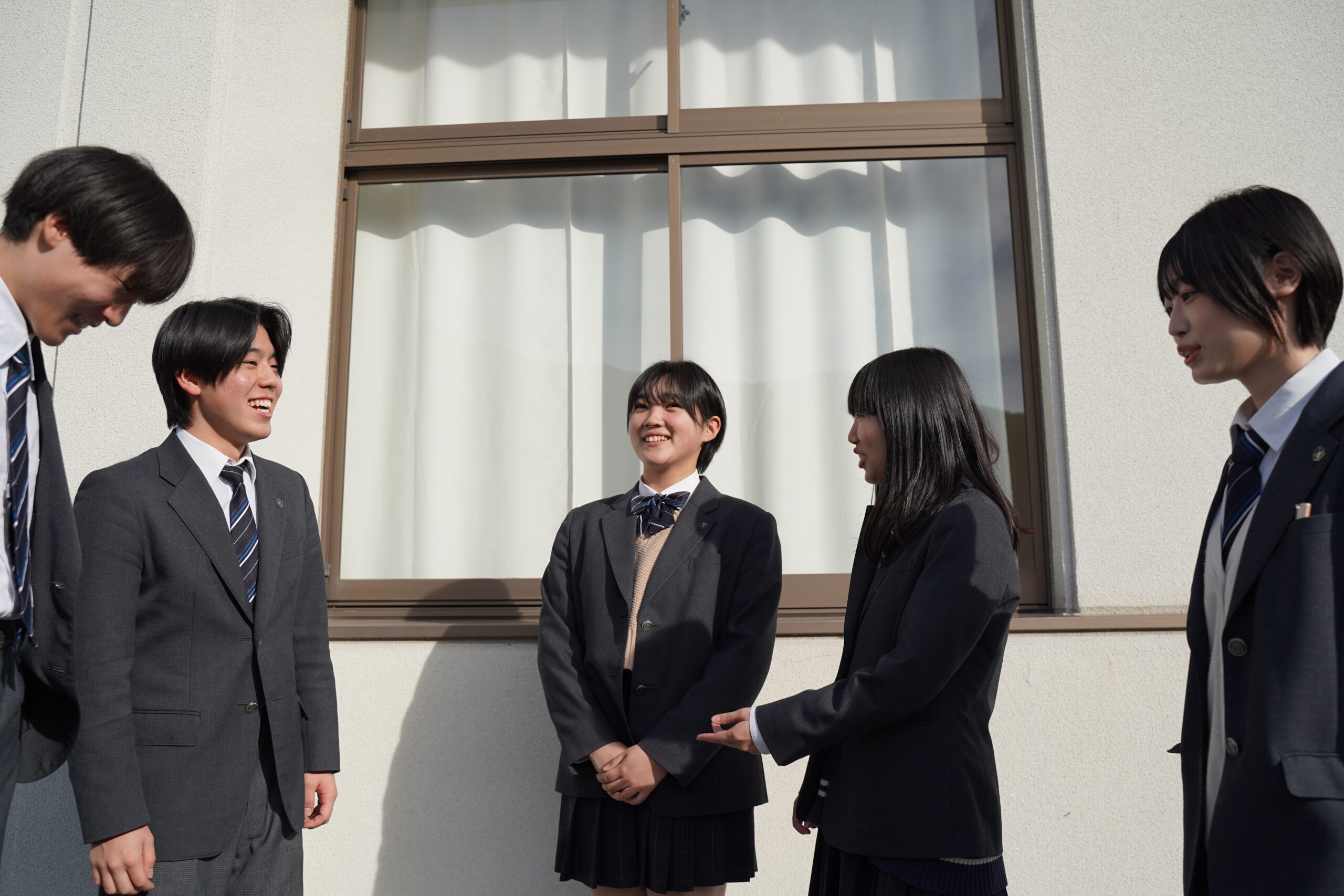 談笑する生徒たち