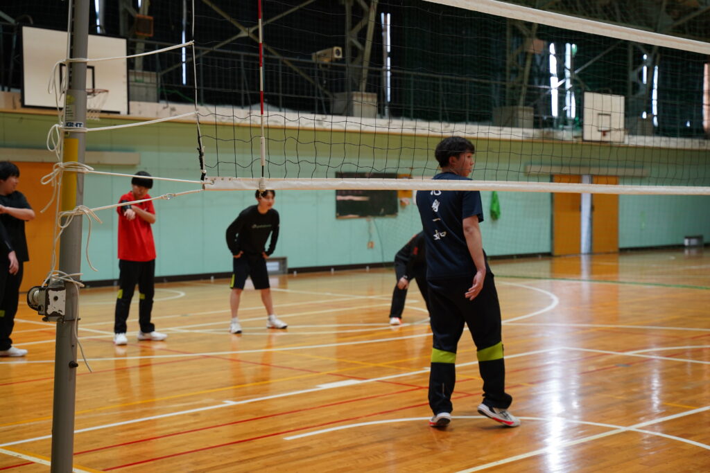 バレーボールをする男子生徒たち