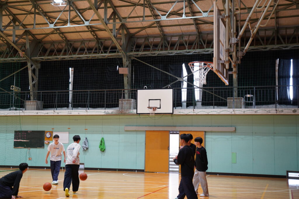 バスケットボールをする男子生徒たち